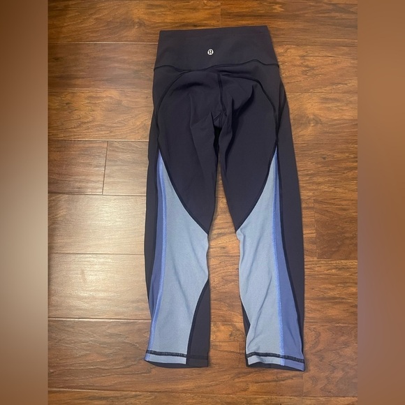 Lululemon Mix & Mesh Crop 21” Size 2 - Picture 2 of 4